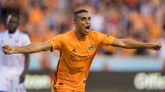 Manotas celebrando un gol con Houston Dynamo 