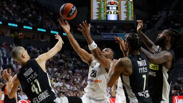 MADRID, 25/04/2023.- El ala-pívot del Real Madrid Guerschon Yabusele (2-i) pelea un balón con Yam Madar (i) y Kevin Punter (2-d), ambos del Partizan Belgrado, durante el primer partido de los play off de la Euroliga que se disputa este martes en el Wizink Center. EFE/Juan Carlos Hidalgo
