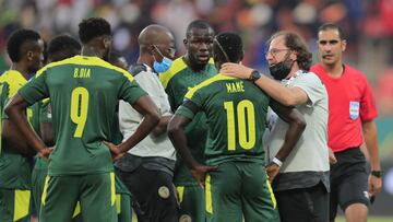 Soccer Football - Africa Cup of Nations - Round of 16 - Senegal v Cape Verde - Kouekong Stadium, Bafoussam, Cameroon - January 25, 2022 Senegal's Sadio Mane receives medical attention after sustaining an injury REUTERS/Thaier Al-Sudani