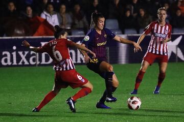 La jugadora el Barcelona Patri trata de controlar el balón ante la jugadora del Atlético Kaci. 
 