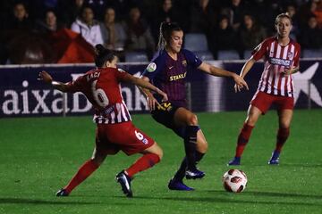 La jugadora el Barcelona Patri trata de controlar el bal¨®n ante la jugadora del Atl¨¦tico Kaci.