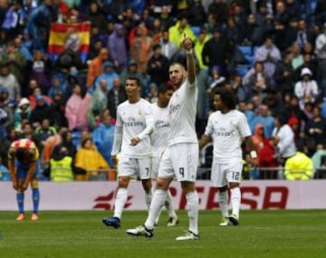 Benzema marca el segundo del Real Madrid con polémica. Al primer remate de Karim Benzema, el delantero estaba en fuera de juego, pero en la segunda jugada recibe la pelota de un jugador del Valencia. Fernández Borbalán finalmente dio el gol por válido.