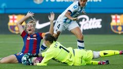 La delantera del FC Barcelona Alexia Putellas (i), intenta rematar ante la oposición de Lete (c) y Apari (d), de la Real Sociedad, durante el partido de Liga femenina entre el FC Barcelona y la Real Sociedad.