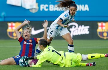 BARCELONA, 08/10/2023.- La delantera del FC Barcelona Alexia Putellas (i), intenta rematar ante la oposición de Lete (c) y Apari (d), de la Real Sociedad, durante el partido de Liga femenina que el FC Barcelona y la Real Sociedad disputan este domingo en el estadio Johan Cruyff de Barcelona. EFE/ Andreu Dalmau
