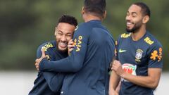 Neymar abraza a Casemiro en un entrenamiento de Brasil en S&atilde;o Paulo, previo al partido contra Per&uacute;.
