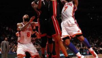 Chris Bosh trata de taponar a Carmelo Anthony. ¿Podrían coincidir el próximo año en Miami?