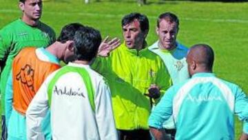 <b>SU PRIMERA CHARLA. </b>Josep María Nogués dio su primera charla a pie de campo a sus jugadores.