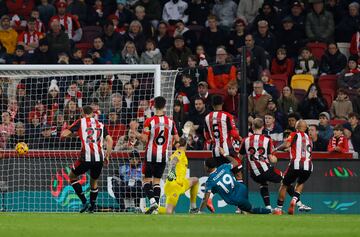 Soccer Football - Premier League - Brentford v AFC Bournemouth - GTech Community Stadium, London, Britain - November 9, 2024 AFC Bournemouth's Justin Kluivert scores their second goal Action Images via Reuters/Andrew Couldridge EDITORIAL USE ONLY. NO USE WITH UNAUTHORIZED AUDIO, VIDEO, DATA, FIXTURE LISTS, CLUB/LEAGUE LOGOS OR 'LIVE' SERVICES. ONLINE IN-MATCH USE LIMITED TO 120 IMAGES, NO VIDEO EMULATION. NO USE IN BETTING, GAMES OR SINGLE CLUB/LEAGUE/PLAYER PUBLICATIONS. PLEASE CONTACT YOUR ACCOUNT REPRESENTATIVE FOR FURTHER DETAILS..