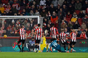 ¡Seis minutos en el campo! La lesión de Julián Araujo en la derrota del Bournemouth