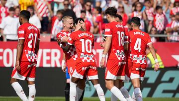 Jasper Asprilla (c), del Girona, celebra con sus compañeros tras marcar el 1-0 ante el Athletic de Bilbao, durante el partido de LaLiga que se disputa este domingo en el estadio de Montilivi.EFE/ Siu Wu