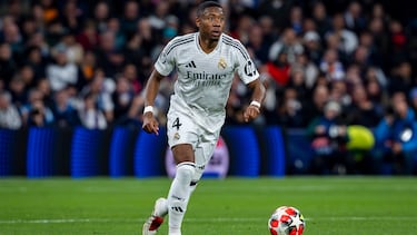 David Alaba conduce el balón en el partido de Champions contra el Salzburgo.