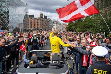 Miles de aficionados reciben a Jonas Vingegaard en Copenhague.