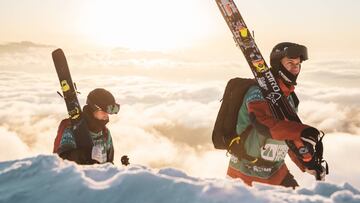 Atletas del Freeride World Tour en la cima de la monta&ntilde;a, con nieve y las nubes por debajo en Hakuba (Jap&oacute;n).
