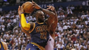 LeBron James ante los Toronto Raptors.