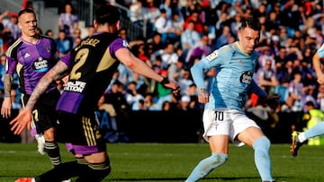 VIGO (PONTEVEDRA), 26/02/2023.- El delantero del Celta de Vigo Iago Aspas (d) controla el bal¨®n frente a Luis P¨¦rez, del Real Valladolid ante la atenta mirada de Roque Mesa, en el partido de la jornada 23 de LaLiga que se disputa hoy domingo en el estadio de Bala¨ªdos, en Vigo. EFE/ Salvador Sas
