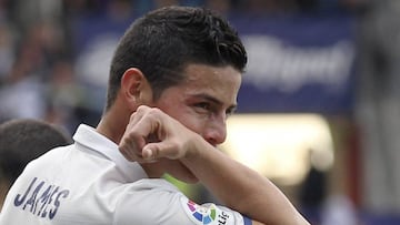 James celebra su gol.