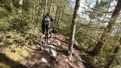 R&eacute;my M&eacute;tailler en los bosques de Squamish (Columbia Brit&aacute;nica, Canad&aacute;), perseguido por un dron FPV.