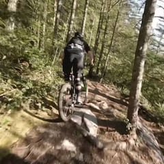 Un piloto de drones persigue a Rémy Métailler por el bosque