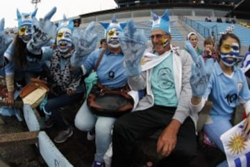 Eliminatorias mundial Rusia 2018. 
Hinchas de Uruguay  alientan antes del partido contra Chile por eliminatorias para el mundial de Rusia 2018 en el estadio Centenario. 
Montevideo, Uruguay.