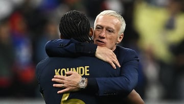 Jules Kounde abraza aa Didier Deschamps.