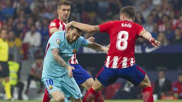 Messi intenta evitar a Sa&uacute;l y Gabi en el partido de la primera vuelta.
 