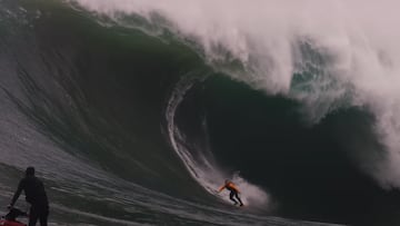 Jojo Roger surfeando una ola gigante en Mavericks, Half Moon Bay, California (EEUU) el 28 de diciembre del 2023.
