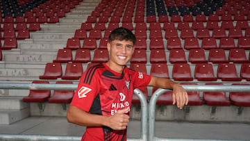 Rafa Bauza posa para AS como nuevo jugador del Mirandés.