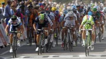Simon Gerrans (izquierda) batió a Peter Sagan (derecha) y José Joaquín Rojas (centro) en la meta de Calvi.