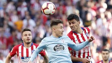 Emre Mor salta junto a Rodri, con Saúl por detrás de ellos, durante el partido entre el Atlético y el Celta.