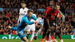 Soccer Football - Champions League - Group Stage - Group H - Manchester United v Valencia - Old Trafford, Manchester, Britain - October 2, 2018  Valencia&#039;s Neto in action with Manchester United&#039;s Romelu Lukaku          REUTERS/Phil Noble