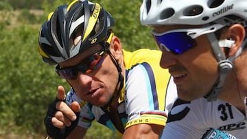 Lance Armstrong y Carlos Sastre ruedan juntos durante una etapa del Tour de Francia 2009.