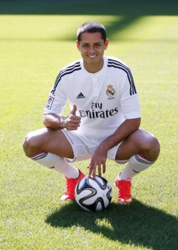 El delantero mexicano Javier 'Chicharito' Hern¨¢ndez, posa durante su presentaci¨®n como nuevo jugador del Real Madrid, esta tarde en el estadio Santiago Bernab¨¦u de Madrid.