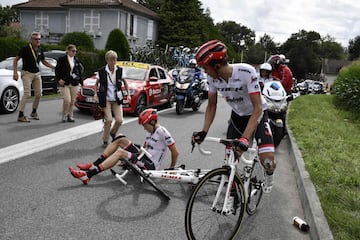 Contador se ve involucrado en la ca赤da de su compa?ero de equipo Gogl.
