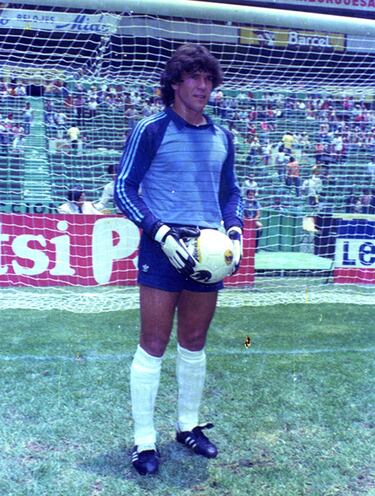 Nacido en Meciel, Santa Fe, Argentina, el 30 de abril de 1957, Héctor Miguel Zelada es considerado como uno de los máximos ídolos del América. Tres veces campeón con las Águilas, fue un referente de los azulcremas en la década de los 80. Con Argentina se coronó campeón del Mundial de México 86, siendo suplente.