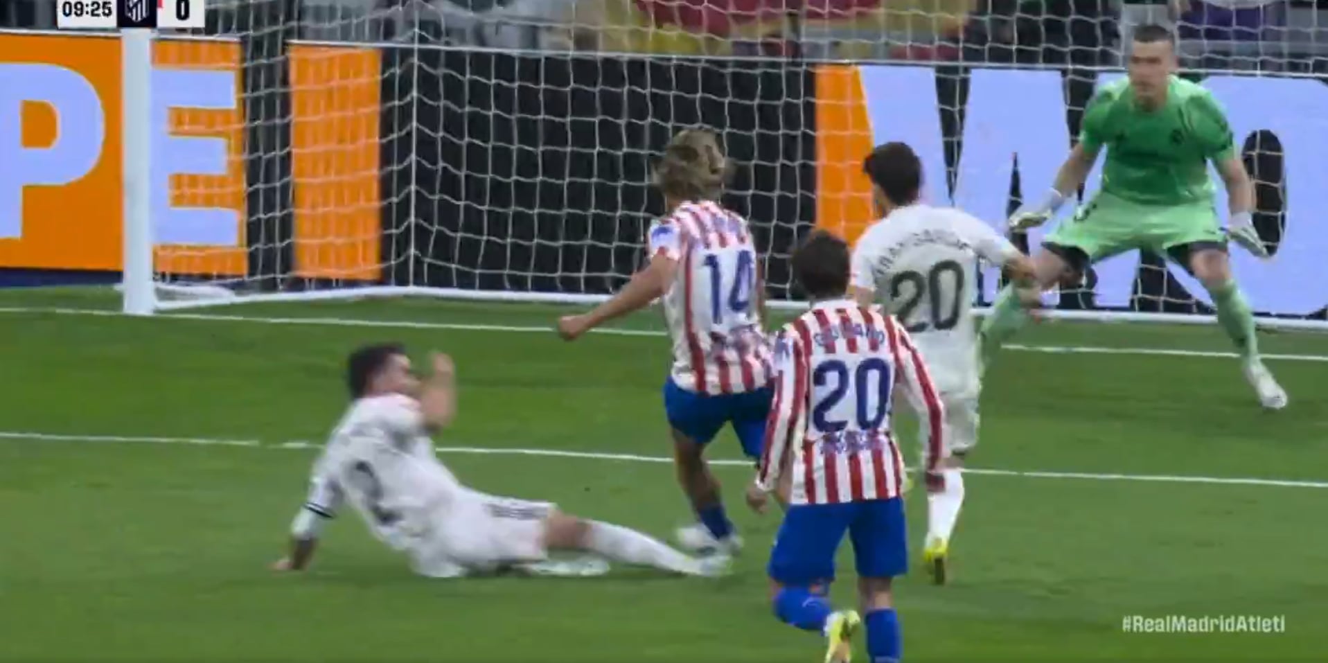 La explicación reglamentaria de Iturralde sobre por qué no es penalti de Carvajal a Llorente