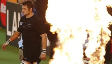 Richie McCaw, de Nueva Zelanda en su salida al campo.