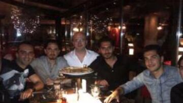 <b>REUNIÓN. </b> Sahin y Altintop cenaron el sábado con un directivo del Galatasaray (primero por la derecha).