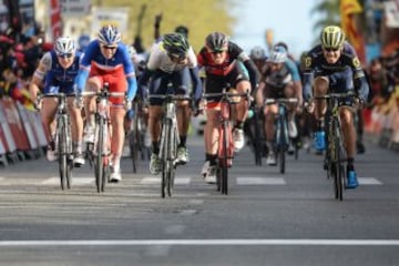 Sprint final en Reus del ciclista sudafricano del Orica Daryl Impey, ganador de la etapa seguido de Alejandro Valverde, que llegó segundo y mantiene el liderato.