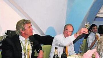 <b>BRINDIS. </b>Los futbolistas amarillos festejaron la eliminatoria superada ante el Panathinaikos.