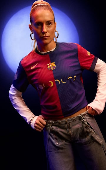 Alexia Putellas luce la camiseta con el logo de Coldplay. La capitana fue modelo, junto a otros futbolistas de los equipos masculino y femenino, en la presentaci¨®n de la camiseta.