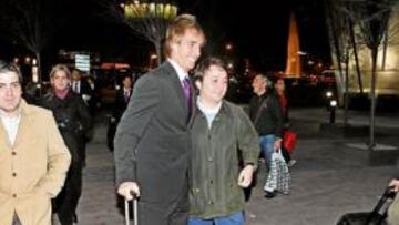 <b>BORJA VUELVE A CASA. </b>El ex madridista se retrató con un aficionado a su llegada al hotel de concentración del Valladolid.