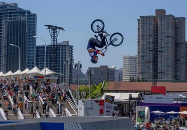 El francés Anthony Jeanjean realiza un mortal en Shanghái durante la final de BMX Freestyle de la serie clasificatoria para los Juegos Olímpicos. El Comité Olímpico Internacional ha agrupado a varios deportes 'urbanos' que
estarán en París (escalada, skate, breaking y BMX) en el Preolímpico que se está disputando en China.