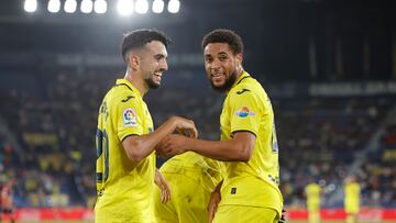 VALENCIA, 17/10/2022.- El delantero del Villarreal Arnaut Danjuma (c) celebra con Manu Morlanes tras marcar ante Osasuna, durante el partido de Liga en Primera Divisi¨®n que disputan este lunes en el estadio Ciutat de Valencia. EFE/Domenech Castell¨®