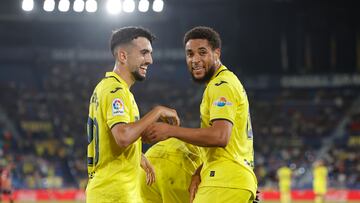 VALENCIA, 17/10/2022.- El delantero del Villarreal Arnaut Danjuma (c) celebra con Manu Morlanes tras marcar ante Osasuna, durante el partido de Liga en Primera División que disputan este lunes en el estadio Ciutat de Valencia. EFE/Domenech Castelló
