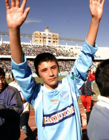 Con solo 12 años, el boliviano se convirtió en el jugador más joven en debutar en la historia del fútbol. Lo hizo en 2009, jugando por Aurora. Da la coincidencia que el DT del club al momento de su estreno era Julio César Baldivieso, padre del volante.