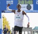 Kipchoge, inhumano: destroza el récord de maratón (2h 01:39)