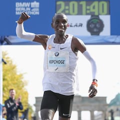 Kipchoge, inhumano: destroza el récord de maratón (2h 01:39)