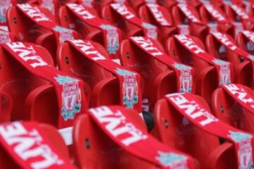 96 pañuelos de Liverpool colocados para  recordar a los que perdieron la vida hace 25 años en el desastre de Hillsborough. Antes de la semifinal de la FA Cup entre el Wigan Athletic y el Arsenal en el estadio de Wembley el 12 de abril de 2014 en Londres, Inglaterra.