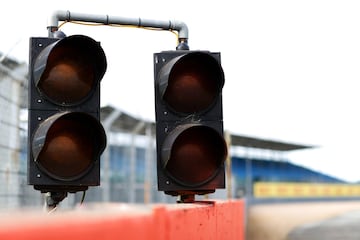 Semáforo de la pista del circuito de Silverstone.