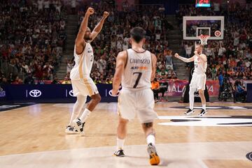 Guerson Yabuelse, con los brazos en alto, muestra su jubilo tras finalizar el encuentro con el Barcelona.